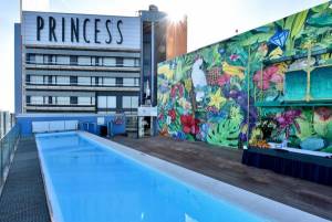 El hotel Barcelona Princess estrena mural tropical a 100 metros de altura