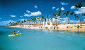 Crece casi 5% la llegada de turistas a República Dominicana hasta abril