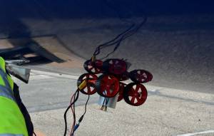 Un robot reparará aviones en pista