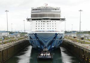 Panamá devolverá peaje del canal a cruceros con base en sus puertos