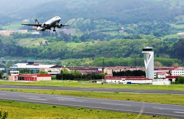 El Gobierno vasco podr&aacute; cogestionar sus aeropuertos tras el acuerdo alcanzado con el Estado
