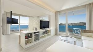 El Amàre Beach Hotel Ibiza recibe sus primeros huéspedes
