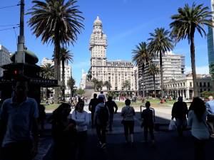 Caída del turismo en Uruguay empuja a la baja la exportación de servicios