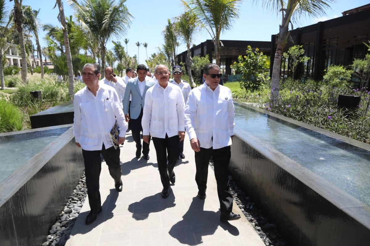 El presidente Medina, el ministro García y autoridades de Lopesan en la inauguración del complejo.