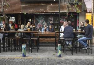 Buenos Aires elimina canon por tener mesas y sillas en la vía pública