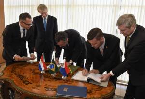 Brasil y St. Maarten firman acuerdo de cielos abiertos   