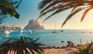 BBVA estima que el PIB crecerá menos en Canarias y Baleares por el turismo