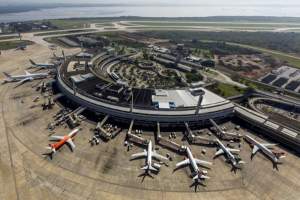 Rio de Janeiro baja cinco puntos la tasa del ICMS en combustible de aviones