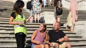 Roma multará por sentarse en la escalinata de la Plaza de España