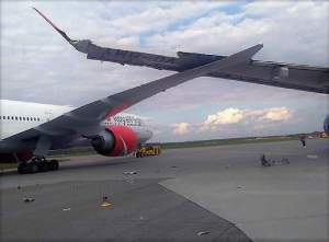 Dos aviones colisionan en Moscú obligando a evacuar a 229 pasajeros