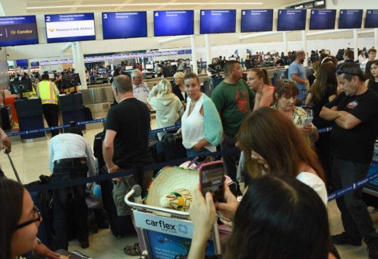 Pasajeros de Thomas Cook en el aeropuerto de Cancún- Foto: AEI Noticias