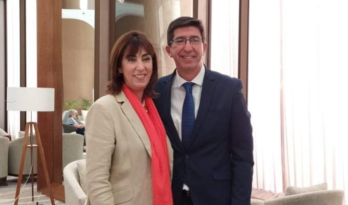 El andaluz Juan Marín junto a Mónica Zalaquett, subsecretaria de Turismo de Chile