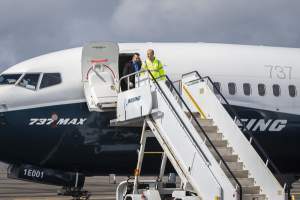 CEO de Boeing reconoce que debió retirar los MAX tras primer accidente