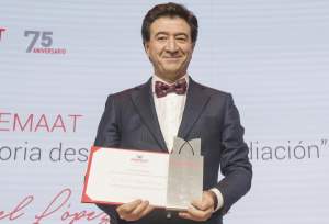 Manuel López recibe el premio Premaat por su trayectoria profesional