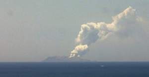 La erupción de un volcán neozelandés deja 5 turistas muertos y 20 heridos