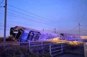 Dos muertos y 30 heridos al descarrilar un tren de alta velocidad en Italia
