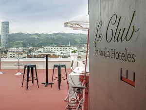 Un incendio sin heridos en un hotel deja sin luz el centro de Bilbao