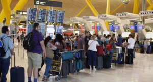 5.000 pasajeros pierden su vuelo en Barajas por retraso en los controles