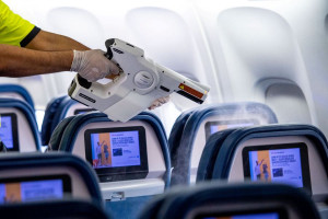 Aerolíneas refuerzan higiene y limpieza en los aviones