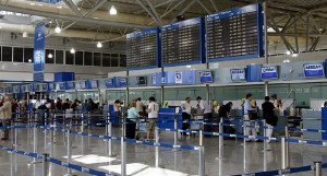 Grecia mantiene la suspensión de vuelos con 7 países y reanuda los ferries