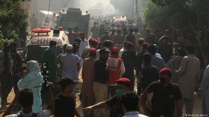 Un avión se estrella en Pakistán con 99 ocupantes, dos supervivientes
