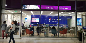 Más dificultades para LATAM: baja en Fitch y nuevos despidos