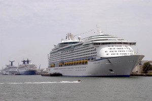 Royal Caribbean posterga para mediados de septiembre su regreso a EE.UU.