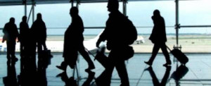 Las agencias exigen a las aerolíneas los reembolsos, o habrá acción penal