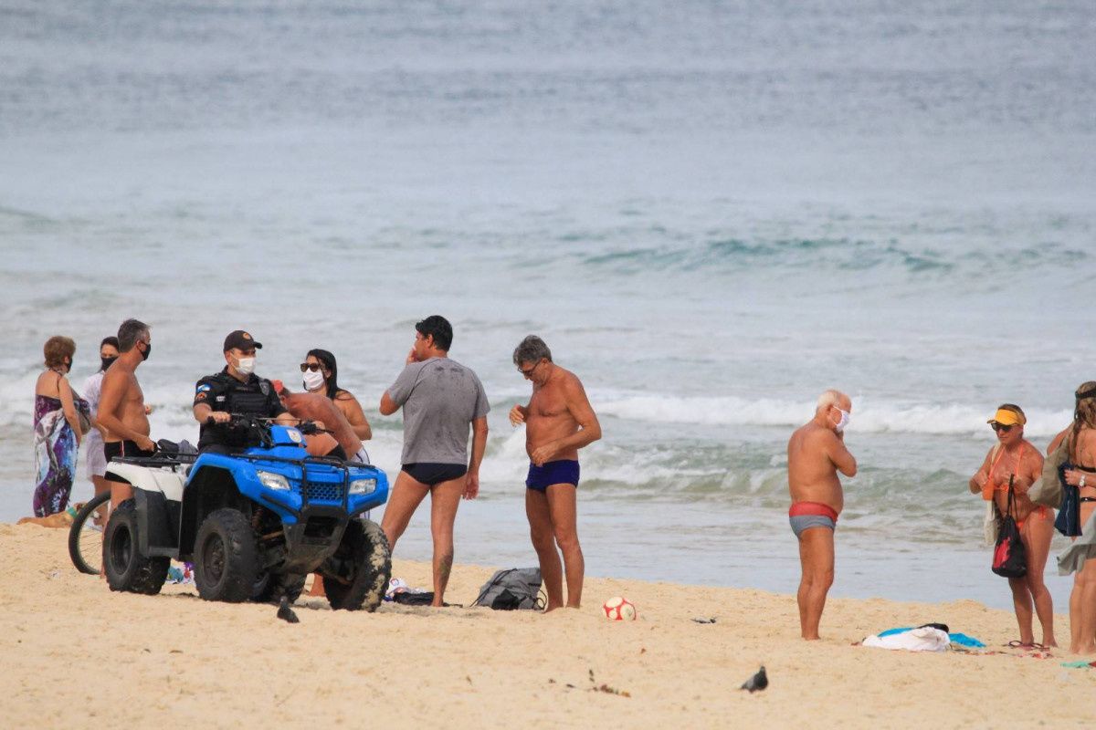 Funcionarios intervienen a quienes no respetan las restricciones en las playas de Rio de Janeiro; en este caso el ex futbolista Renato Gaúcho y amigos. Foto: @Metropoles