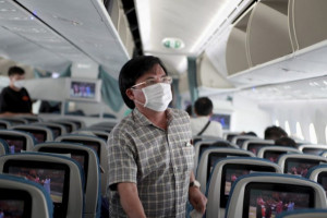 Las aerolíneas deben llevar mascarillas a bordo para poder venderlas