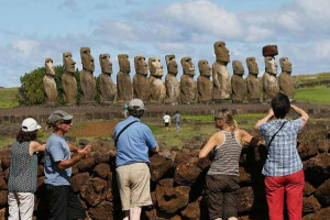 Isla de Pascua se prepara para reabrir con 200 turistas semanales