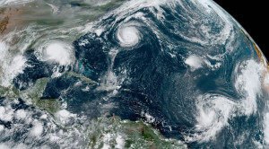 Dos huracanes y dos tormentas tropicales avanzan por el Atlántico