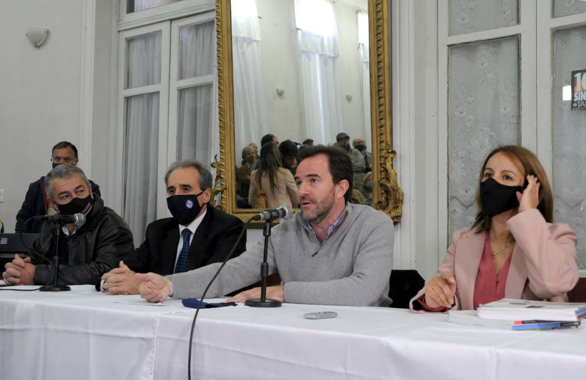Remo Monzeglio, Germán Cardoso y la intendenta de Rocha, Flavia Coelho, en la presentación del llamado.