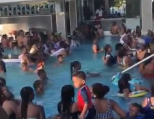 República Dominicana sanciona al Riu Bambú tras aglomeración en su piscina