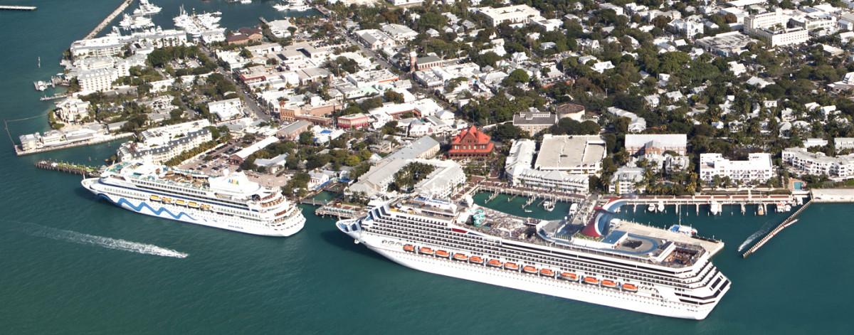 Muchos de los cruceros que llegan a Key West exceden largamente la capacidad máxima votada