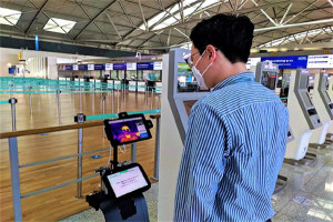 Lo último en los aeropuertos: robots toman la temperatura a los pasajeros 