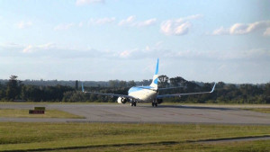 Por falta de demanda Aerolíneas Argentinas canceló vuelos Ezeiza-Montevideo