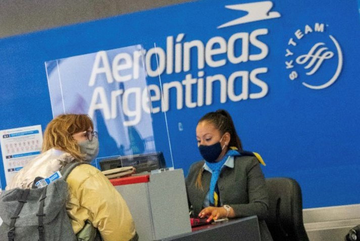 Para viajes internacionales es necesario estar 5 horas en el aeropuerto, advierte Aerolíneas Argentinas.