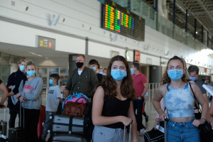 Bruselas da luz verde a los test de antígenos para el control de viajeros