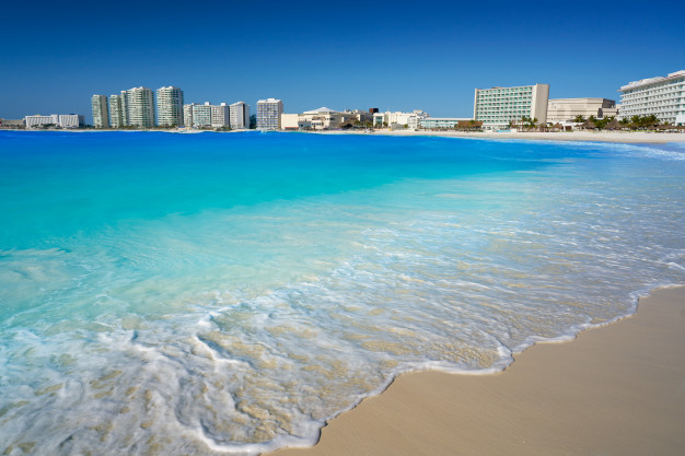 Cancún y los destinos de Quintana Roo preocupados por un nuevo impuesto al turismo.