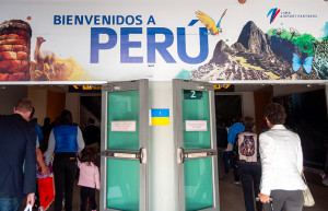 Perú ordena cuarentena obligatoria de 14 días al llegar al país