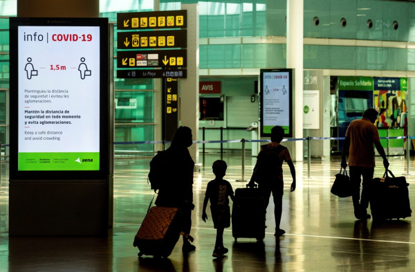 Detectan 10 viajeros con falsificadas en aeropuerto de Barcelona Economía
