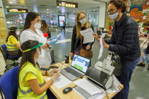 Canarias prorroga hasta el día 17 la exigencia de test al viajero nacional