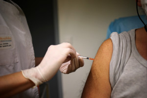 Los hoteleros urgen a acelerar la vacunación para no perder la temporada