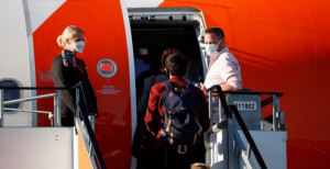 Tripulantes de cabina de dos aerolíneas pondrán vacunas en Reino Unido