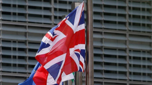 El Reino Unido plantea alargar el bloqueo mientras ve alejarse el verano