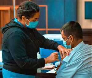 Vacunan al personal de Barceló en Dubai, en su estrategia de destino seguro