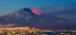 La espectacular erupción del Etna cierra el aeropuerto de Catania
