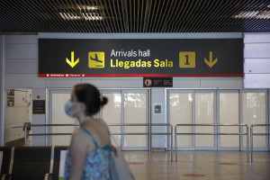 España amplía la cuarentena de llegadas a otros 10 países