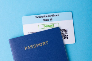 A favor del pasaporte de vacunación, pero también de los test rápidos